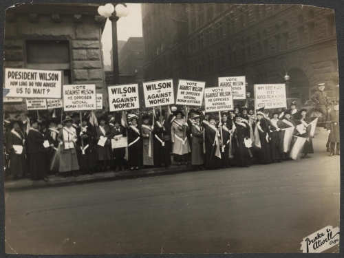 Suffragists demonstrating against Woodrow Wilson in Chicago, 1916