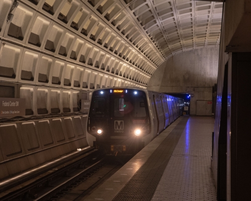 A_Silver_Line_train_comes_into_the_Federal_Center_SW_Metro_station